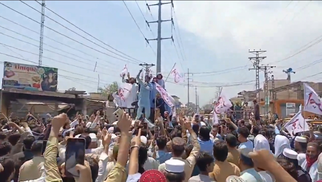 پشاور: باڑہ سیاسی اتحاد کے احتجاجی قافلے پر پولیس کی شیلنگ، متعدد طلبہ متاثر