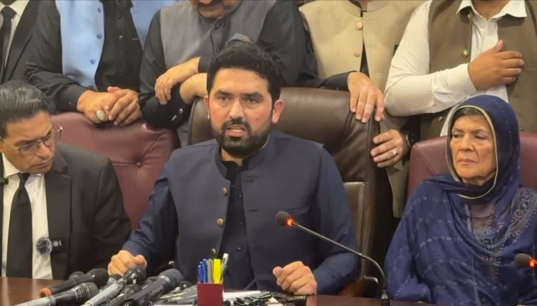 نہتے عوام پر گولیاں چلانا آسان مگر عمران خان کو علاج کے لیے ہسپتال منتقل کرنا مشکل بنا دیا گیا ہے