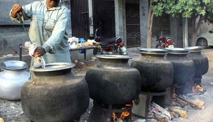 کیا میت کے ایصالِ ثواب کے نام پر ہم ایک غلط روایت کو فروغ دے رہے ہیں؟
