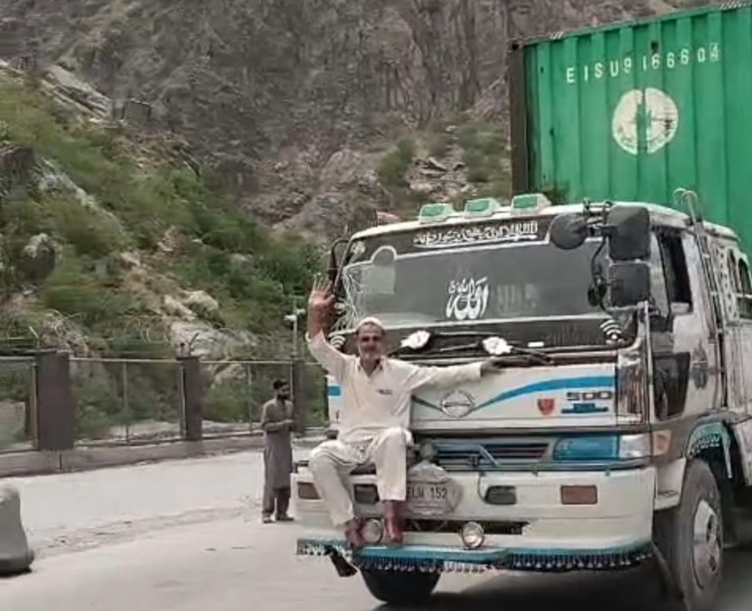 طورخم بارڈر: افغانستان میں پھنسے پاکستانی ڈرائیورز  کی واپسی شروع، کتنی گاڑیوں کی واپسی ممکن ہو سکی؟