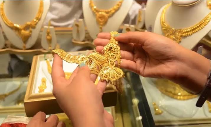سونے کے خریداروں کے لیے خوشخبری، فی تولہ قیمت میں بڑی کمی