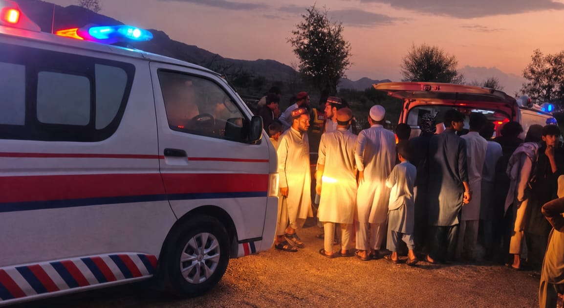 کوہاٹ: بچے کی پیدائش کی خوشی چند لمحوں میں ماتم میں بدل گئی، چھت گرنے سے 10 افراد جاں بحق