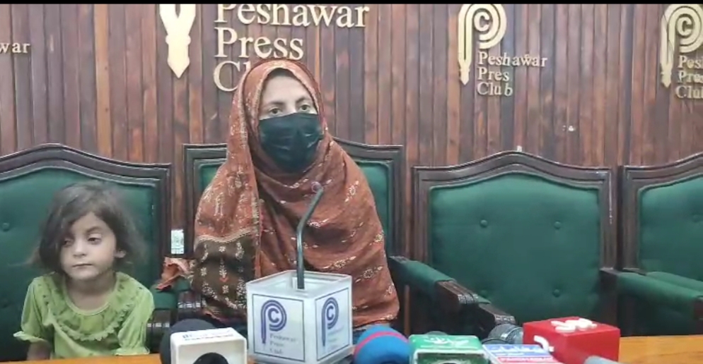 پشاور: شاہ عالم میں پولیو مہم کے دوران سرکاری اہلکاروں اور ایک خاندان کے درمیان جھگڑا، آخر معاملہ کیا ہے؟