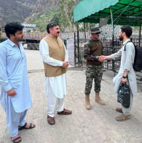 طورخم بارڈر: افغانستان میں پھنسے پاکستانی طلبہ کے لیے بڑی پیش رفت