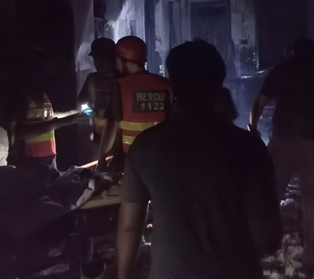 پشاور: تہکال پایان میں گھر میں آگ لگنے سے ایک ہی خاندان کے 6 افراد جاں بحق