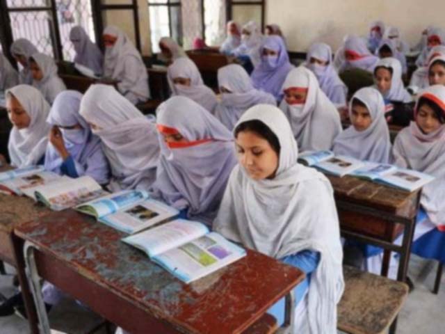 خیبرپختونخوا: سرکاری اسکولوں میں داخلوں کی شرح میں کمی، وجوہات کیا ہیں؟