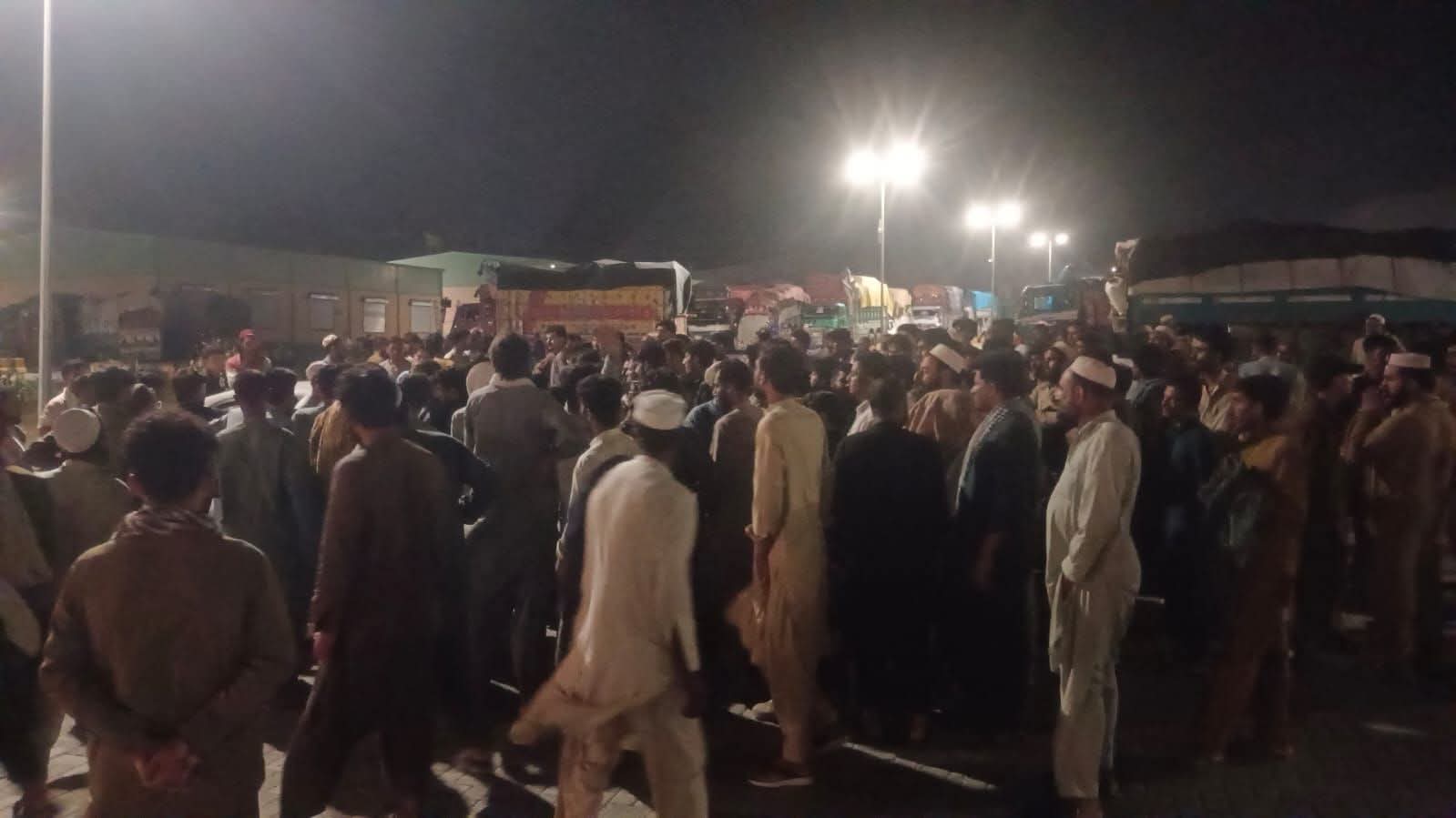 طورخم بارڈر پر افغان مسافروں کی گاڑیوں کی کلیئرنس میں تاخیر، سینکڑوں گاڑیاں پھنس گئیں