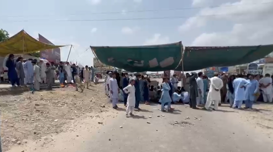 کرک: مبینہ پولیس مقابلے میں ہلاک شخص کون تھا؟ لواحقین کا احتجاج، انڈس ہائی وے بند