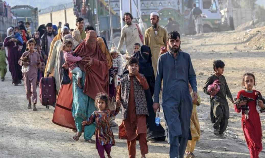 نوشہرہ: افغان خواجہ سرا دیدار عرف حسینہ خاندان سمیت افغانستان بھیج دیے گئے