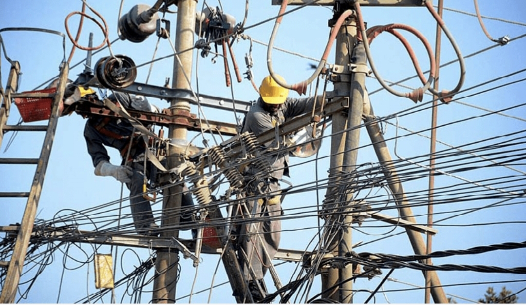 بجلی صارفین کے لیے ایک اور جھٹکا، صارفین پر کتنے ارب روپے کا بوجھ پڑ سکتا ہے؟
