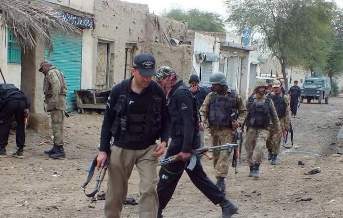 بنوں:  ڈومیل میں پولیس اور سیکیورٹی فورسز کی کارروائی، 5 دہشت گرد ہلاک، متعدد زخمی