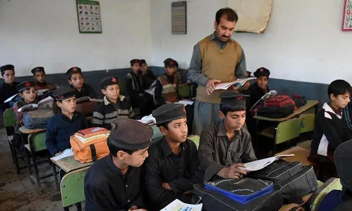 خیبرپختونخوا میں اساتذہ کے سکول اوقات میں دفاتر کے دوروں پر پابندی عائد