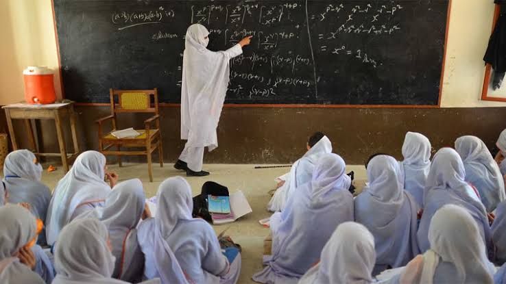 خیبرپختونخوا کے سرکاری سکولوں میں 36 ہزار سے زائد کلاس رومز کس حال میں ہیں؟