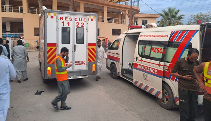 ڈیرہ اسماعیل خان: دھماکے کے زخمیوں کو لے جانے والی ریسکیو ایمبولینس پر فائرنگ، 2 اہلکار شہید، ایک زخمی