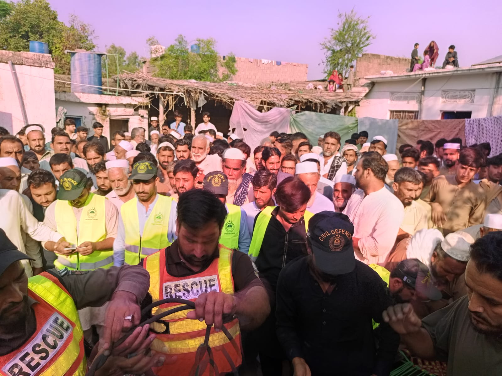 مردان: کنویں میں گرنے سے باپ بیٹے سمیت 3 افراد جاں بحق