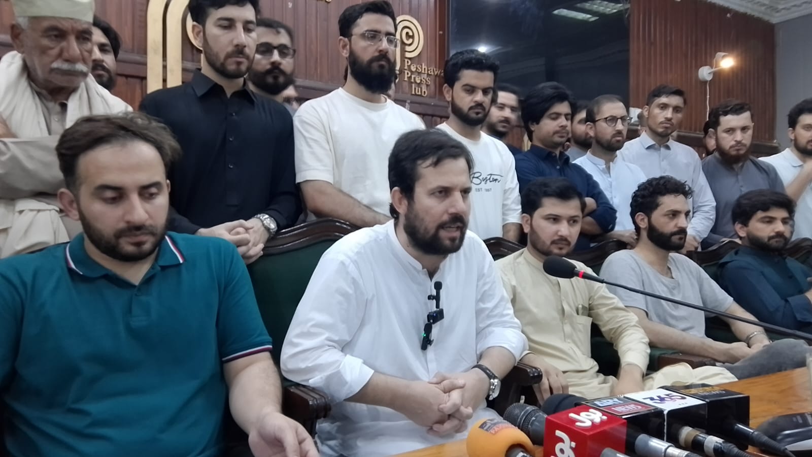 تنخواہوں میں 30 فیصد اضافے کا مطالبہ، 17 روز سے احتجاج کرنے والے ڈاکٹروں نے نیا اعلان کردیا