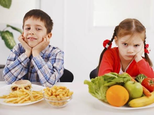 فاسٹ فوڈ بچوں کی صحت کو کیسے متاثر کر رہا ہے؟ طبی ماہرین نے بتا دیا