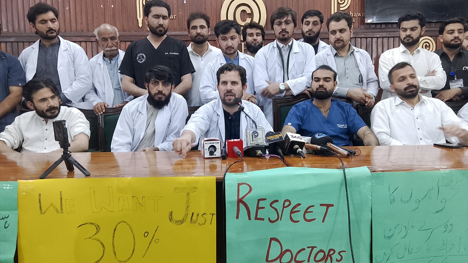 خیبرپختونخوا: تنخواہوں میں 30 فیصد اضافے کے لیے 24 روزہ ہڑتال کے بعد ڈاکٹروں کا نیا فیصلہ