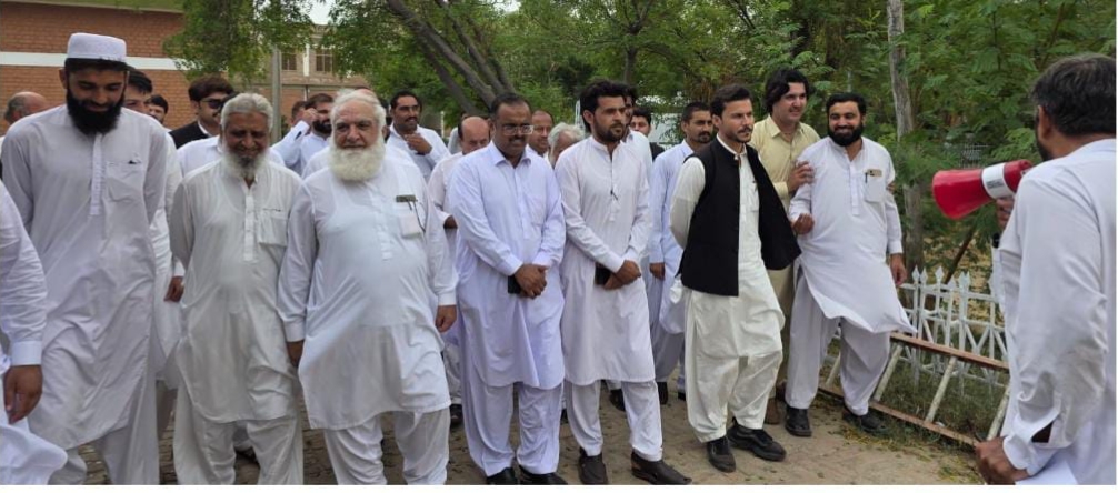 لکی مروت: ڈپٹی کمشنر پر وکلاء کے کرپشن کے الزامات، ڈی سی کا مؤقف بھی سامنے آگیا