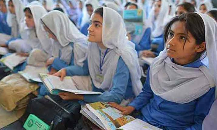 پانچویں جماعت کے بعد بیٹیوں کی تعلیم کیوں رک جاتی ہے؟
