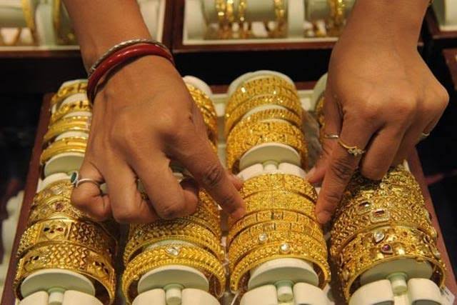 سونا خریدنے والوں کے لیے بڑی خبر، قیمت میں ہزاروں روپے کی کمی