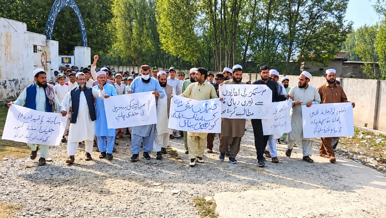 اورکزئی: ہیڈ ماسٹر کے مبینہ اغوا کے خلاف احتجاج، رہائی نہ ہونے پر ضلع بھر کے اسکولوں کے بائیکاٹ کا اعلان