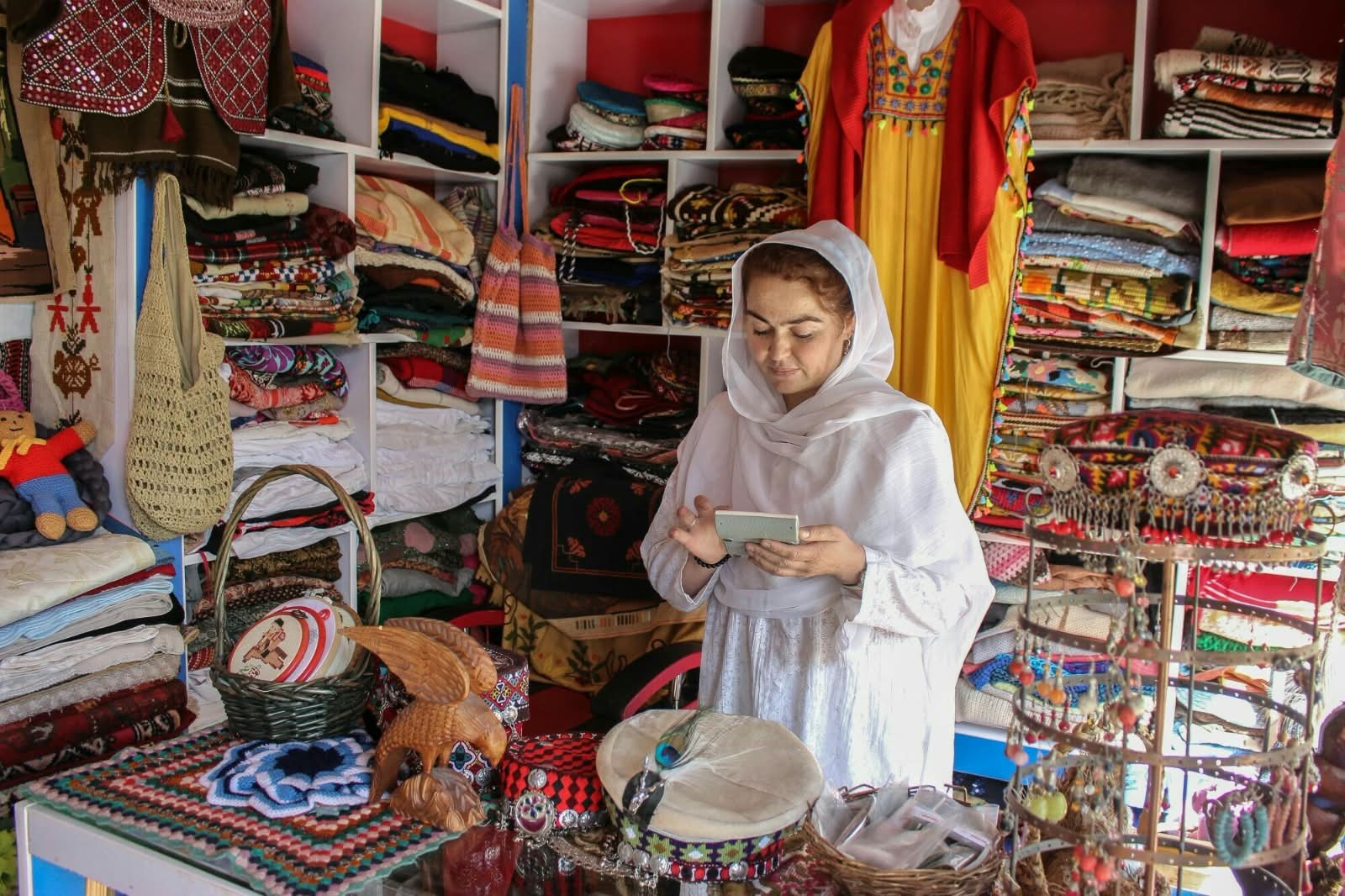 محنت وہی، راستے نئے: سوشل میڈیا نے خواتین کے کاروبار کو کیسے بدلا؟