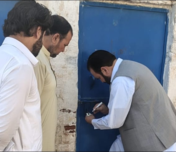 خیبر: باڑہ میں خستہ حال عمارتوں کے خلاف کارروائی، 2 نجی اسکول سیل کر دیے گئے