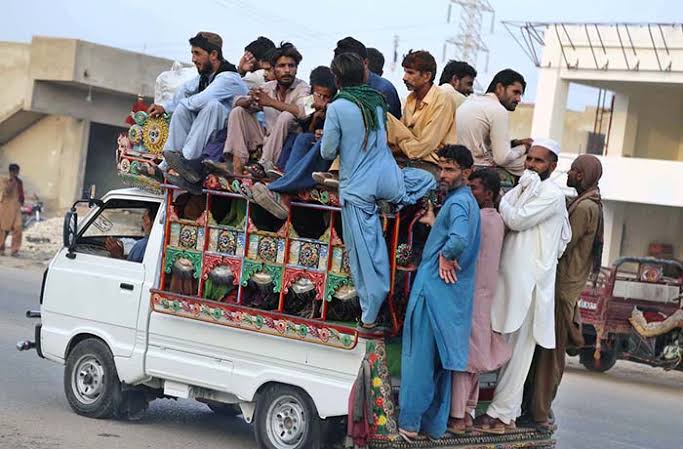 پشاور کی لوکل ٹرانسپورٹ: سوزوکی سے پنک بس تک کا میرا سفر