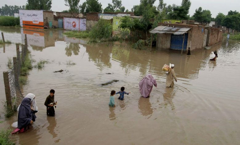 پاڑہ چنار: سیلابی ریلے میں جاں بحق تین بھائیوں کے والدکو 9 لاکھ روپے کے چیکس دے دیئے گئے