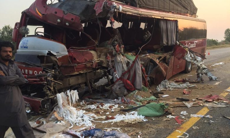 لاہور سے خیبر جانے والی مسافر بس کو حادثہ، 2 افراد جاں بحق، 12 زخمی