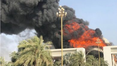مظاہرین نے مبینہ طور پر بحریہ ٹاؤن کراچی کو آگ لگا دی