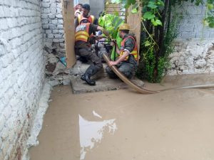 مردان میں بارش سے تباہ کاریاں، دو بچے جاں بحق، اسلام آباد میں سیلاب کئی گاڑیاں بہا لے گیا