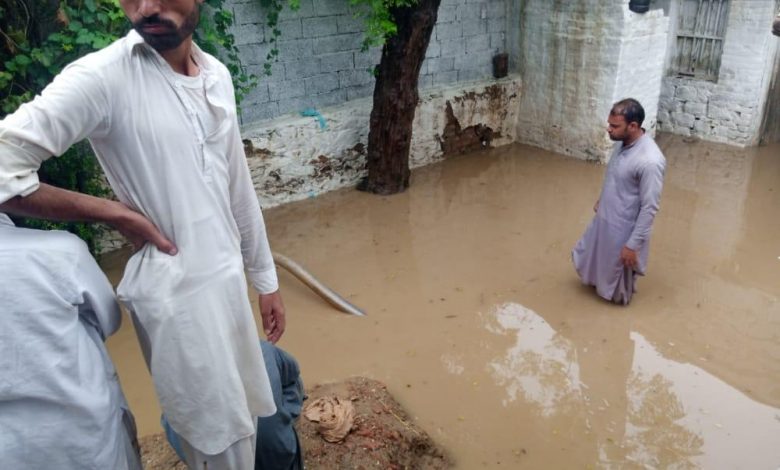 مردان میں بارش سے تباہ کاریاں، دو بچے جاں بحق، اسلام آباد میں سیلاب کئی گاڑیاں بہا لے گیا