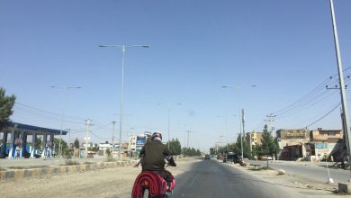 افغان طالب گرتی بندوق تھامنے کے لئے جھکا تو پوری ٹریفک ہی رک گئی