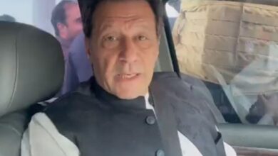 توشہ خانہ کیس: عمران خان گاڑی میں بیٹھے حاضری لگواکر واپس روانہ ہوگئے