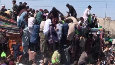 پشاور: ہزارخوانی میں مفت آٹے کے ٹرک پر دھاوا، شہری تھیلے لے گئے