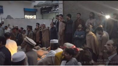 مردان: خواجہ سراؤں کے موسیقی پروگرام پر مقامی افراد کا دھاوا، پولیس خاموش تماشائی