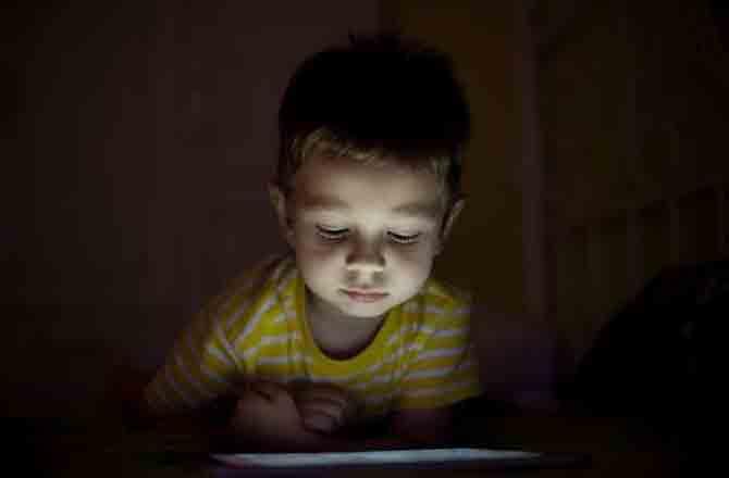 بچوں کا موبائل فون استعمال کرنا، والدین کے لئے کس طرح پریشانی کا باعث بن رہی ہے؟