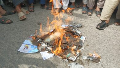 پشاور: بجلی کے بلوں میں اضافے پر عوام سراپا احتجاج، مظاہرین نے بلز جلا دیے