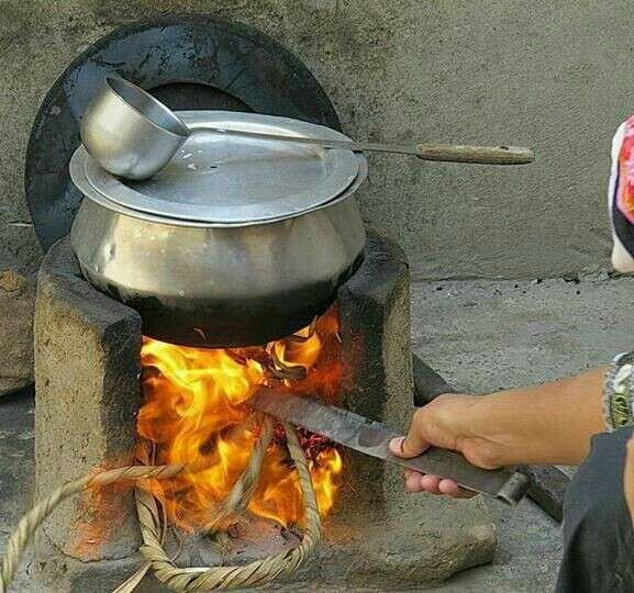 مٹی کے چولہے کا دھواں۔۔ موت کا کنواں!